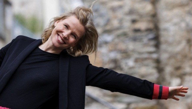 Doreen mit ausgestreckten Armen