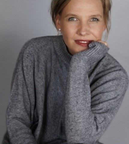 Doreen im grauen Pullover