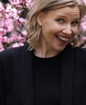 Doreen vor Kirschblüten