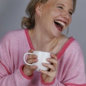 Doreen lachend mit Tasse